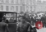 Standbild Würdenträger im Schloss von Versailles Paris Frankreich, 1919, aus Sekunde 62 historischem Filmmaterial Videoclip 65675035878