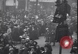 Image célébration le jour d'Armistice Paris France, 1918, de la seconde 30 séquences d'archives historiques vidéo 65675035883