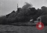 Standbild brennendes Schiff aus New Jersey Küste Atlantic Ocean off New Jersey USA, 1942, aus Sekunde 3 historischem Filmmaterial Videoclip 65675035892