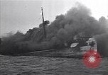 Standbild brennendes Schiff aus New Jersey Küste Atlantic Ocean off New Jersey USA, 1942, aus Sekunde 4 historischem Filmmaterial Videoclip 65675035892
