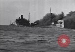 Standbild brennendes Schiff aus New Jersey Küste Atlantic Ocean off New Jersey USA, 1942, aus Sekunde 10 historischem Filmmaterial Videoclip 65675035892