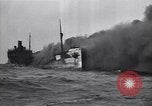 Standbild brennendes Schiff aus New Jersey Küste Atlantic Ocean off New Jersey USA, 1942, aus Sekunde 12 historischem Filmmaterial Videoclip 65675035892