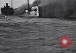 Standbild brennendes Schiff aus New Jersey Küste Atlantic Ocean off New Jersey USA, 1942, aus Sekunde 13 historischem Filmmaterial Videoclip 65675035892