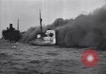 Standbild brennendes Schiff aus New Jersey Küste Atlantic Ocean off New Jersey USA, 1942, aus Sekunde 14 historischem Filmmaterial Videoclip 65675035892