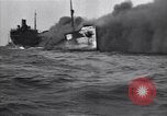 Standbild brennendes Schiff aus New Jersey Küste Atlantic Ocean off New Jersey USA, 1942, aus Sekunde 16 historischem Filmmaterial Videoclip 65675035892