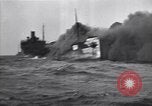 Standbild brennendes Schiff aus New Jersey Küste Atlantic Ocean off New Jersey USA, 1942, aus Sekunde 17 historischem Filmmaterial Videoclip 65675035892