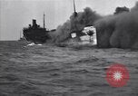 Standbild brennendes Schiff aus New Jersey Küste Atlantic Ocean off New Jersey USA, 1942, aus Sekunde 18 historischem Filmmaterial Videoclip 65675035892