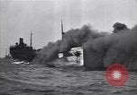 Standbild brennendes Schiff aus New Jersey Küste Atlantic Ocean off New Jersey USA, 1942, aus Sekunde 19 historischem Filmmaterial Videoclip 65675035892