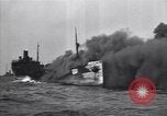 Standbild brennendes Schiff aus New Jersey Küste Atlantic Ocean off New Jersey USA, 1942, aus Sekunde 20 historischem Filmmaterial Videoclip 65675035892