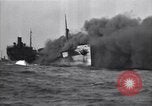 Standbild brennendes Schiff aus New Jersey Küste Atlantic Ocean off New Jersey USA, 1942, aus Sekunde 21 historischem Filmmaterial Videoclip 65675035892