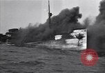 Standbild brennendes Schiff aus New Jersey Küste Atlantic Ocean off New Jersey USA, 1942, aus Sekunde 22 historischem Filmmaterial Videoclip 65675035892