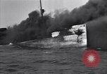 Standbild brennendes Schiff aus New Jersey Küste Atlantic Ocean off New Jersey USA, 1942, aus Sekunde 25 historischem Filmmaterial Videoclip 65675035892