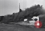 Standbild brennendes Schiff aus New Jersey Küste Atlantic Ocean off New Jersey USA, 1942, aus Sekunde 27 historischem Filmmaterial Videoclip 65675035892