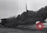 Standbild brennendes Schiff aus New Jersey Küste Atlantic Ocean off New Jersey USA, 1942, aus Sekunde 30 historischem Filmmaterial Videoclip 65675035892