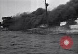 Standbild brennendes Schiff aus New Jersey Küste Atlantic Ocean off New Jersey USA, 1942, aus Sekunde 33 historischem Filmmaterial Videoclip 65675035892