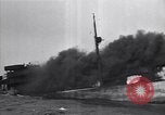 Standbild brennendes Schiff aus New Jersey Küste Atlantic Ocean off New Jersey USA, 1942, aus Sekunde 36 historischem Filmmaterial Videoclip 65675035892