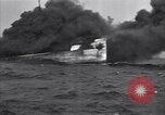 Standbild brennendes Schiff aus New Jersey Küste Atlantic Ocean off New Jersey USA, 1942, aus Sekunde 45 historischem Filmmaterial Videoclip 65675035892