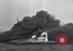 Standbild brennendes Schiff aus New Jersey Küste Atlantic Ocean off New Jersey USA, 1942, aus Sekunde 47 historischem Filmmaterial Videoclip 65675035892