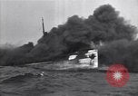 Standbild brennendes Schiff aus New Jersey Küste Atlantic Ocean off New Jersey USA, 1942, aus Sekunde 48 historischem Filmmaterial Videoclip 65675035892