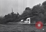 Standbild brennendes Schiff aus New Jersey Küste Atlantic Ocean off New Jersey USA, 1942, aus Sekunde 51 historischem Filmmaterial Videoclip 65675035892