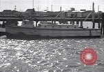 Standbild Küstenwache rettet Überlebende der torpedierten Schiff New Jersey United States USA, 1942, aus Sekunde 12 historischem Filmmaterial Videoclip 65675035893