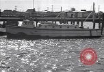 Standbild Küstenwache rettet Überlebende der torpedierten Schiff New Jersey United States USA, 1942, aus Sekunde 13 historischem Filmmaterial Videoclip 65675035893