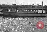 Standbild Küstenwache rettet Überlebende der torpedierten Schiff New Jersey United States USA, 1942, aus Sekunde 14 historischem Filmmaterial Videoclip 65675035893