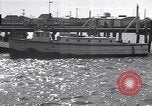 Standbild Küstenwache rettet Überlebende der torpedierten Schiff New Jersey United States USA, 1942, aus Sekunde 15 historischem Filmmaterial Videoclip 65675035893