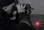 Standbild Küstenwache rettet Überlebende der torpedierten Schiff New Jersey United States USA, 1942, aus Sekunde 57 historischem Filmmaterial Videoclip 65675035893