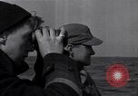 Standbild Küstenwache rettet Überlebende der torpedierten Schiff New Jersey United States USA, 1942, aus Sekunde 60 historischem Filmmaterial Videoclip 65675035893