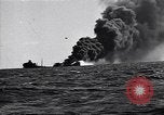 Standbild Untergang brennendes Schiff Atlantic Ocean off New Jersey USA, 1942, aus Sekunde 1 historischem Filmmaterial Videoclip 65675035894