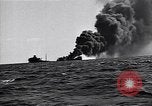 Standbild Untergang brennendes Schiff Atlantic Ocean off New Jersey USA, 1942, aus Sekunde 4 historischem Filmmaterial Videoclip 65675035894