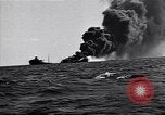 Standbild Untergang brennendes Schiff Atlantic Ocean off New Jersey USA, 1942, aus Sekunde 7 historischem Filmmaterial Videoclip 65675035894