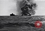 Standbild Untergang brennendes Schiff Atlantic Ocean off New Jersey USA, 1942, aus Sekunde 8 historischem Filmmaterial Videoclip 65675035894