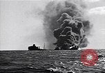 Standbild Untergang brennendes Schiff Atlantic Ocean off New Jersey USA, 1942, aus Sekunde 9 historischem Filmmaterial Videoclip 65675035894