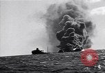 Standbild Untergang brennendes Schiff Atlantic Ocean off New Jersey USA, 1942, aus Sekunde 10 historischem Filmmaterial Videoclip 65675035894