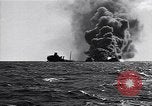 Standbild Untergang brennendes Schiff Atlantic Ocean off New Jersey USA, 1942, aus Sekunde 11 historischem Filmmaterial Videoclip 65675035894