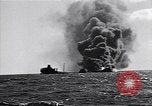 Standbild Untergang brennendes Schiff Atlantic Ocean off New Jersey USA, 1942, aus Sekunde 12 historischem Filmmaterial Videoclip 65675035894