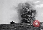 Standbild Untergang brennendes Schiff Atlantic Ocean off New Jersey USA, 1942, aus Sekunde 13 historischem Filmmaterial Videoclip 65675035894