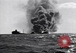 Standbild Untergang brennendes Schiff Atlantic Ocean off New Jersey USA, 1942, aus Sekunde 15 historischem Filmmaterial Videoclip 65675035894