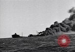 Standbild Untergang brennendes Schiff Atlantic Ocean off New Jersey USA, 1942, aus Sekunde 17 historischem Filmmaterial Videoclip 65675035894
