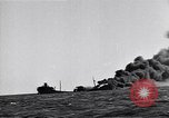 Standbild Untergang brennendes Schiff Atlantic Ocean off New Jersey USA, 1942, aus Sekunde 18 historischem Filmmaterial Videoclip 65675035894