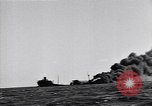 Standbild Untergang brennendes Schiff Atlantic Ocean off New Jersey USA, 1942, aus Sekunde 20 historischem Filmmaterial Videoclip 65675035894