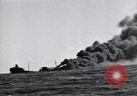 Standbild Untergang brennendes Schiff Atlantic Ocean off New Jersey USA, 1942, aus Sekunde 21 historischem Filmmaterial Videoclip 65675035894