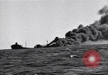 Standbild Untergang brennendes Schiff Atlantic Ocean off New Jersey USA, 1942, aus Sekunde 22 historischem Filmmaterial Videoclip 65675035894
