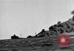 Standbild Untergang brennendes Schiff Atlantic Ocean off New Jersey USA, 1942, aus Sekunde 23 historischem Filmmaterial Videoclip 65675035894