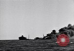 Standbild Untergang brennendes Schiff Atlantic Ocean off New Jersey USA, 1942, aus Sekunde 25 historischem Filmmaterial Videoclip 65675035894
