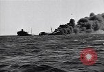 Standbild Untergang brennendes Schiff Atlantic Ocean off New Jersey USA, 1942, aus Sekunde 28 historischem Filmmaterial Videoclip 65675035894