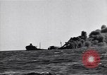 Standbild Untergang brennendes Schiff Atlantic Ocean off New Jersey USA, 1942, aus Sekunde 29 historischem Filmmaterial Videoclip 65675035894