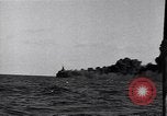 Standbild Untergang brennendes Schiff Atlantic Ocean off New Jersey USA, 1942, aus Sekunde 31 historischem Filmmaterial Videoclip 65675035894